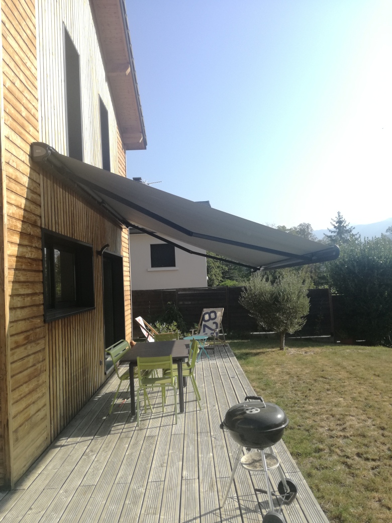 Réalisation store de terrasse Corfou à coffre intégral & toile micro – perforée