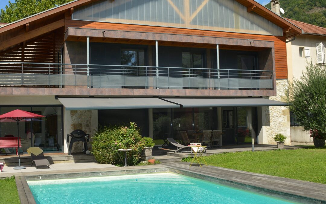 Store de terrasse à coffre intégral Balnéa & store vertical motorisé à Saint Egreve