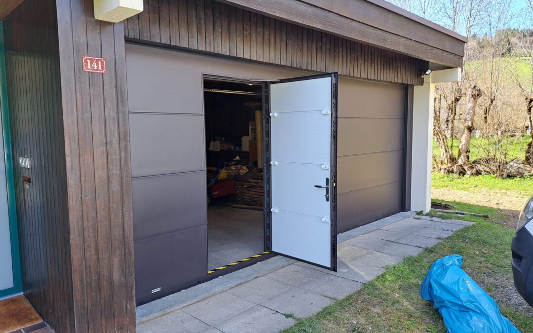 Porte de garage sectionnelle avec portillon Gypass